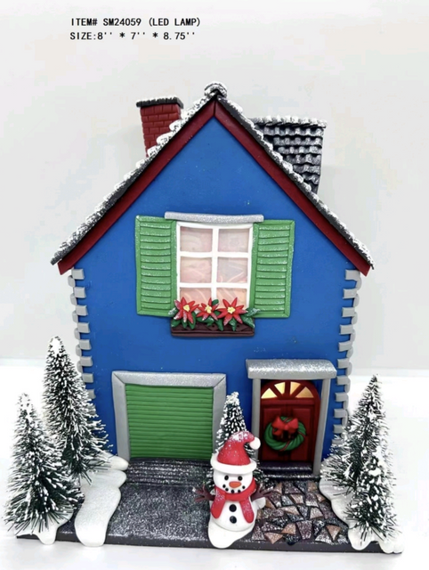 粘土生地の雪だるまが青い家のライトの前に立っています - 26