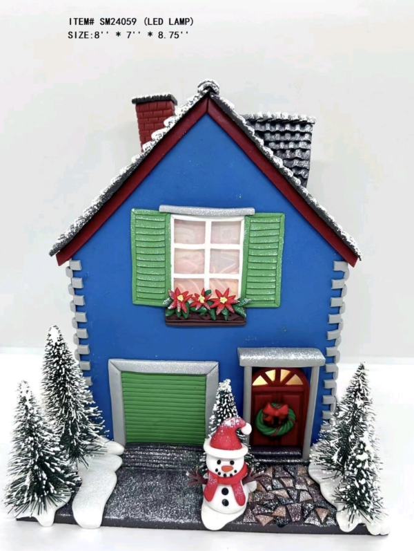 粘土生地の雪だるまが青い家のライトの前に立っています - 26