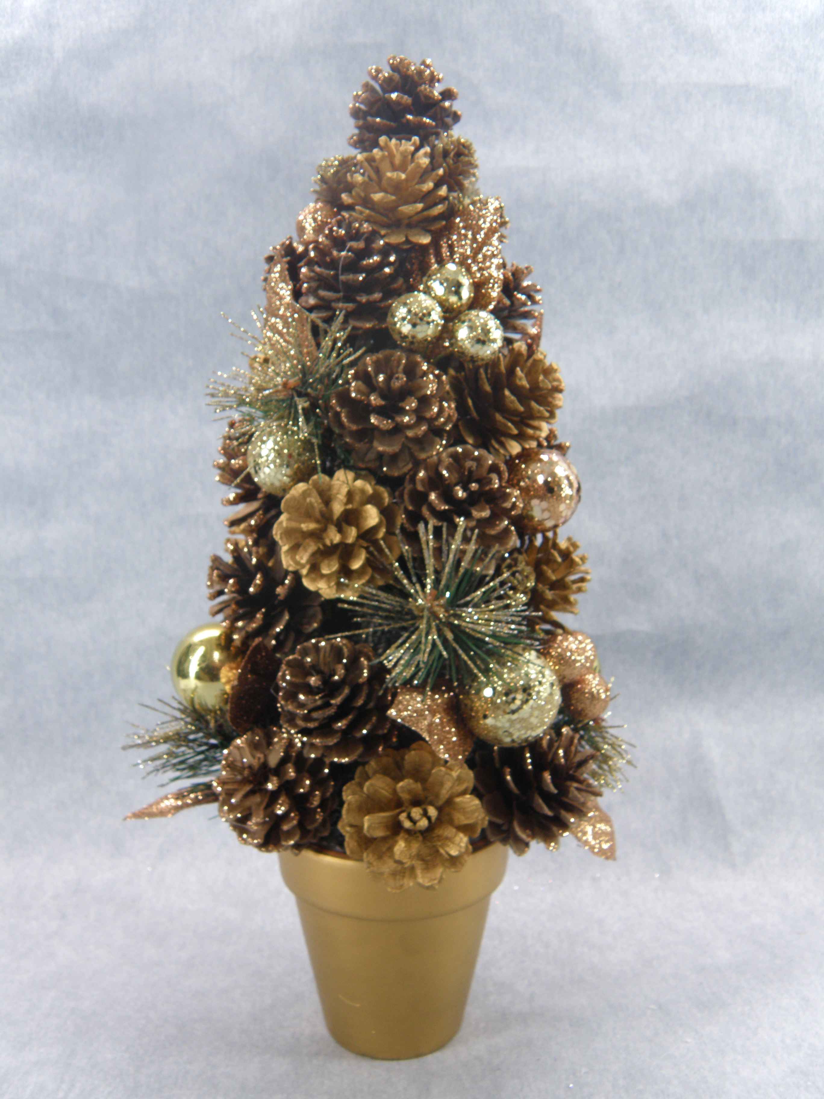 X'mas グリーン ミニツリー 洗面器付き + ギルターボール/松ぼっくり/葉っぱ - 4