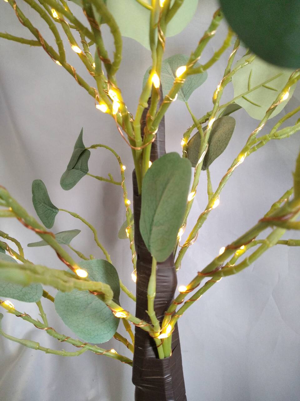 LEDライト付きの緑の葉型の木