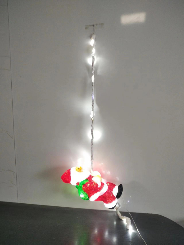 照らされたクライミングロープデザインの48ライトホワイトロープ。