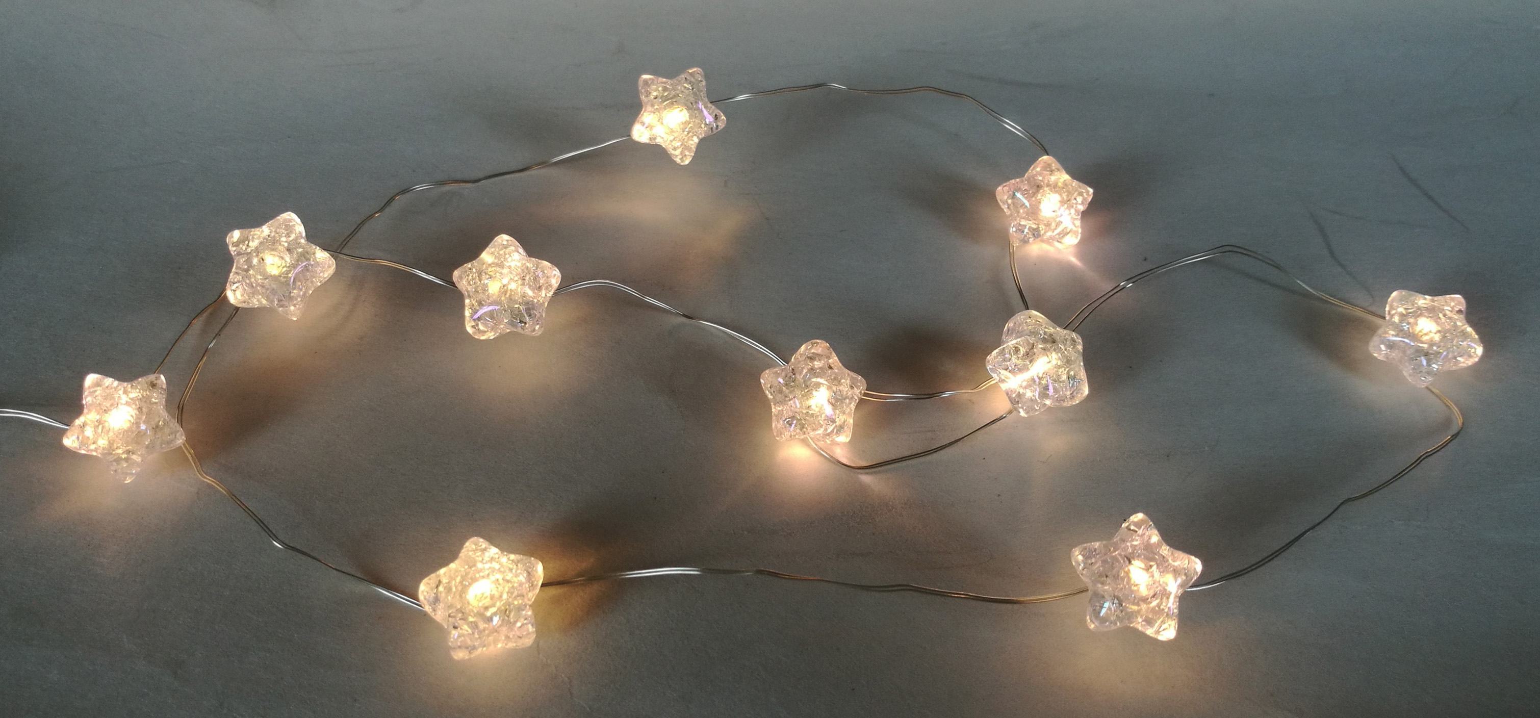 温かい白い輝き、USB駆動の8モード照明、お祝い/家庭用のエレガントな装飾ランプを備えた15枚の透明なひび割れた星の薄いストリング