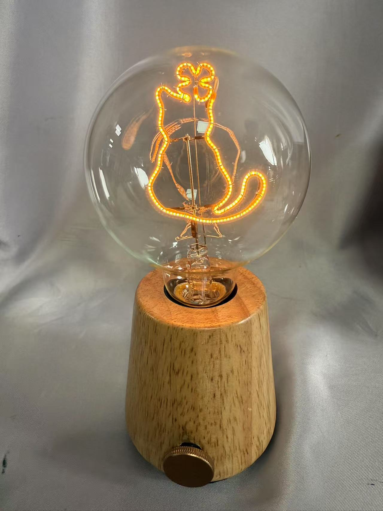 20cmの円錐形のベースLED電球、愛らしい猫型のライトトッパー、タイプC充電式デザイン、ポータブル装飾ランプ