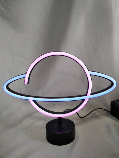 30×8×34cmの黒い丸いベース、スペースをテーマにした部屋用の未来的な宇宙LED装飾ランプを備えた惑星型ネオンチューブライト