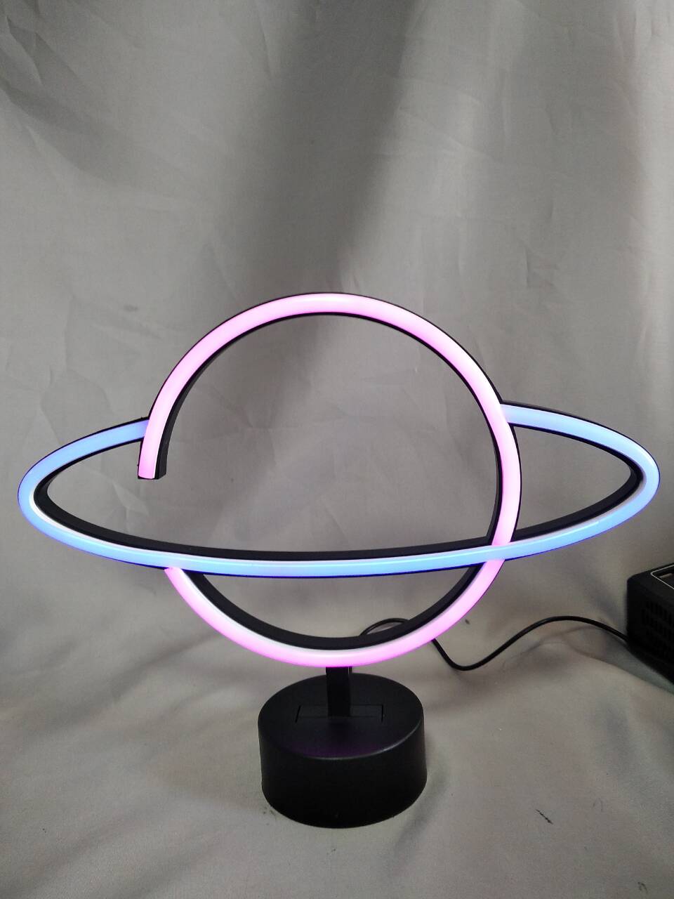 30×8×34cmの黒い丸いベース、スペースをテーマにした部屋用の未来的な宇宙LED装飾ランプを備えた惑星型ネオンチューブライト