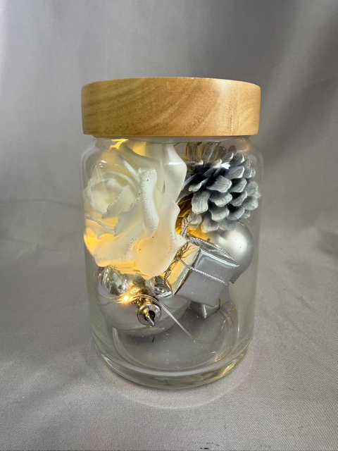 シルバーのトゥインクルワイヤーライトを備えた密閉ガラスジャーの保存された花の花束（AA×2バッテリー駆動）、白いバラ、シルバーベリー、オーブ、ギフトボックス、松ぼっくり、ドライグラスで飾られています