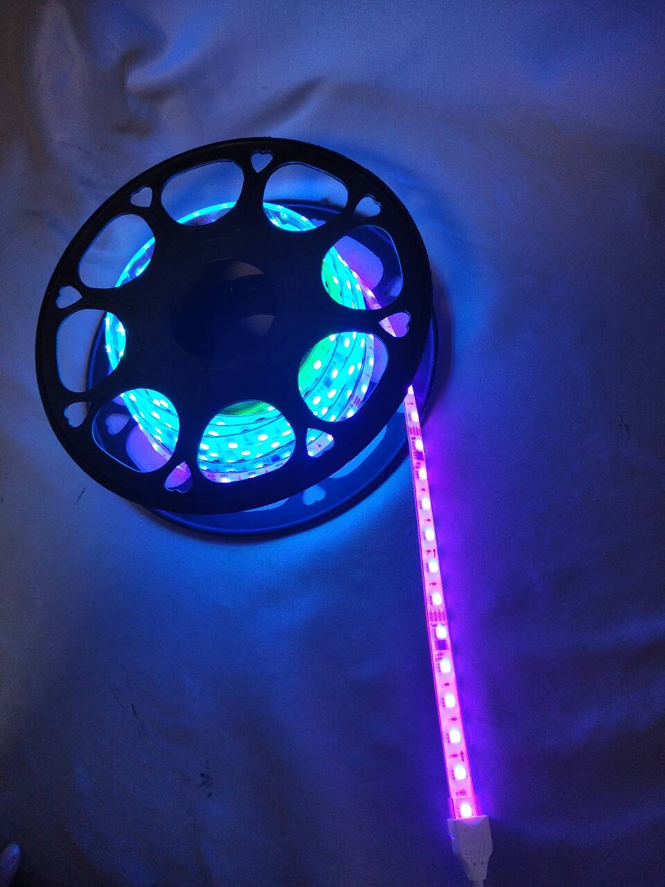 5メートルのカラー変化SMD LEDストリップライト-300高密度2cm間隔のLEDカスタマイズ可能なアンビエント照明用のBluetoothアプリコントロール