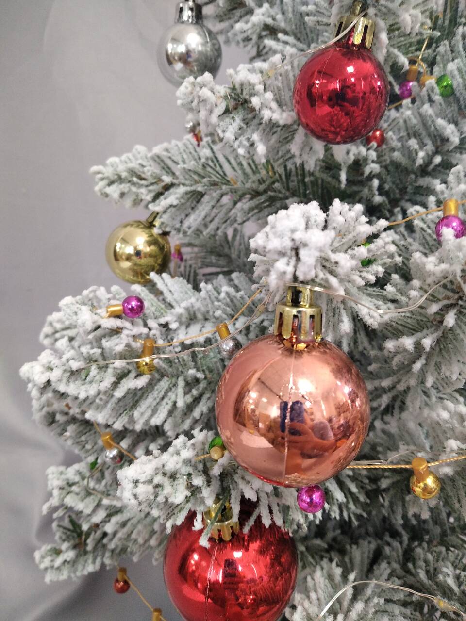 クリスマスツリー用の緑のベースで杉の吊り下げ飾り