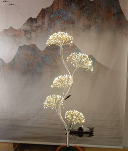 セグメント化された木の構造で、高さ120cmの白い花火の木の光、温かい白い光を発する
