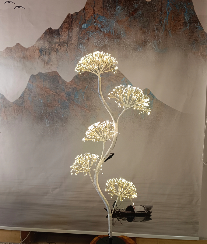 セグメント化された木の構造で、高さ120cmの白い花火の木の光、温かい白い光を発する
