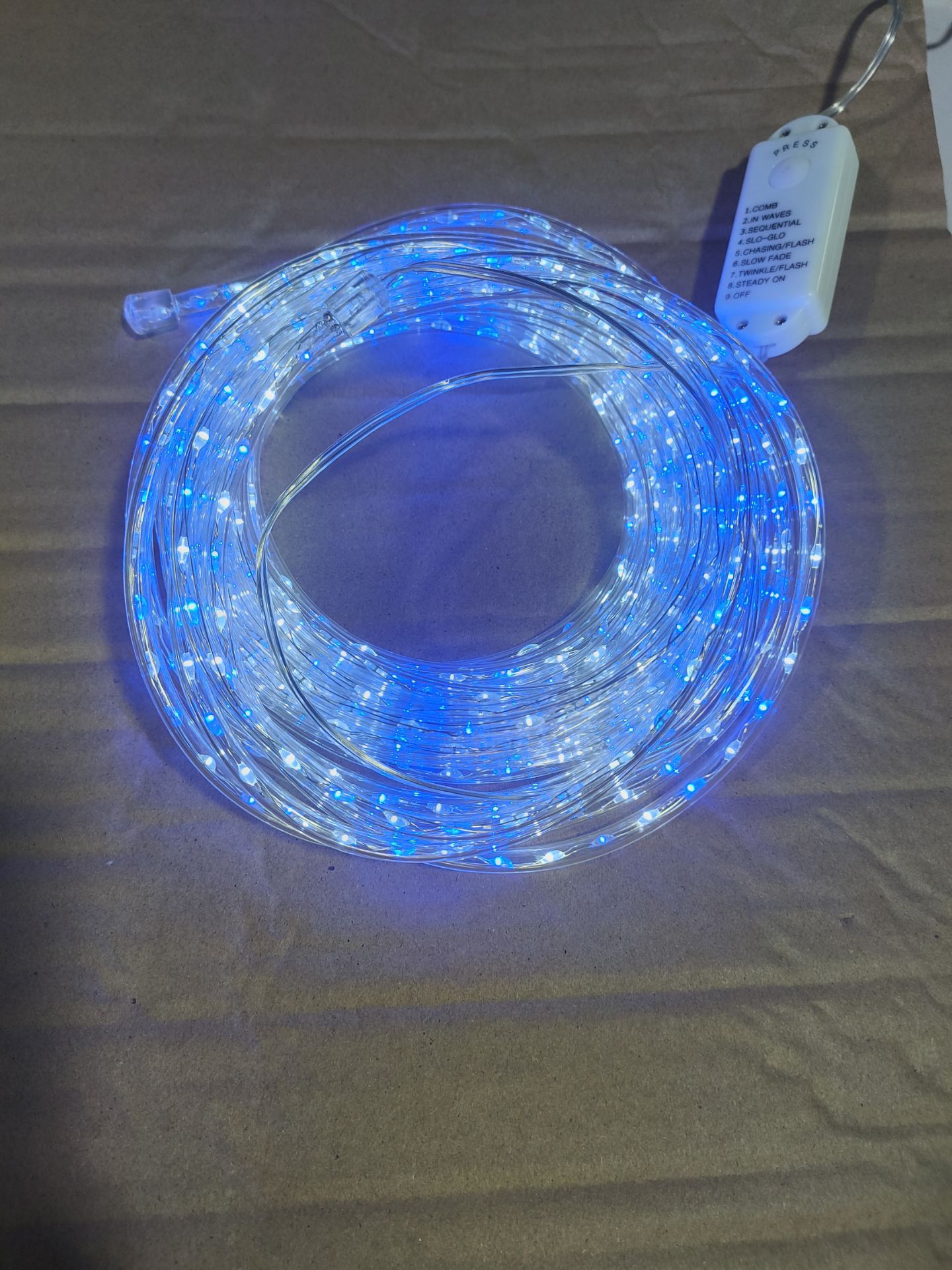 10mの透明なチューブに覆われた銀色の銅線LED弦ライト-740青白LEDが鮮やかな屋内/屋外の装飾照明のための1.4cmの間隔を置いています