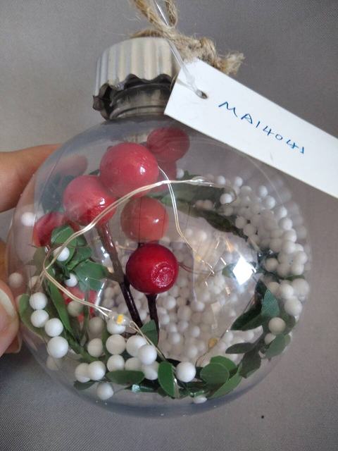 10本の銅線のあるクリスマスベリーグローブ飾り温かい白いライト|直径8cm×高さ11cm |手描きのフロストフルーツデザイン|ガラスのような透明シェル