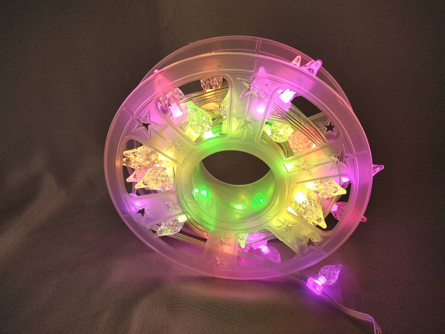 3メートルのリードワイヤーと15cmのバルブ間隔を備えた7メートルのストロベリー型LED弦ライト - 簡単な保管と装飾用のコンパクトスプールパッケージ