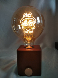 ラブブをテーマにしたライトフィギュアと内蔵ストレージスロット、タイプC充電式バッテリーを備えた25cmのダークブラウンベースLEDランプ