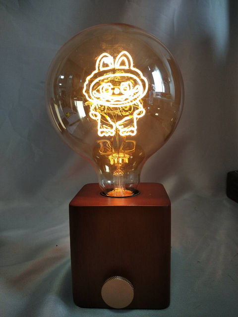 ラブブをテーマにしたライトフィギュアと内蔵ストレージスロット、タイプC充電式バッテリーを備えた25cmのダークブラウンベースLEDランプ