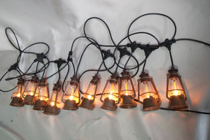 茶色のプラスチックグローブを備えた10枚のヴィンテージ灯油ランプ|火炎効果照明、バッテリー駆動およびポータブル