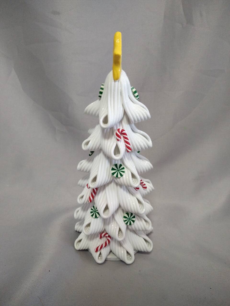 赤いキャンディー杖と緑色の丸い装飾品を備えたホワイトクリスマスツリー|幅8cm×高さ21cm |イエロースタートッパー|内部の10主導の温かい白いライト