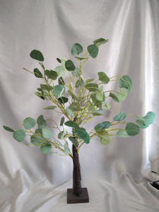 LEDライト付きの緑の葉型の木