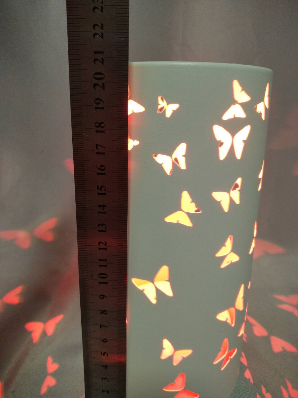 バタフライパターンRGBカラー変化のランプポスト10cm * 21cmの高さ 