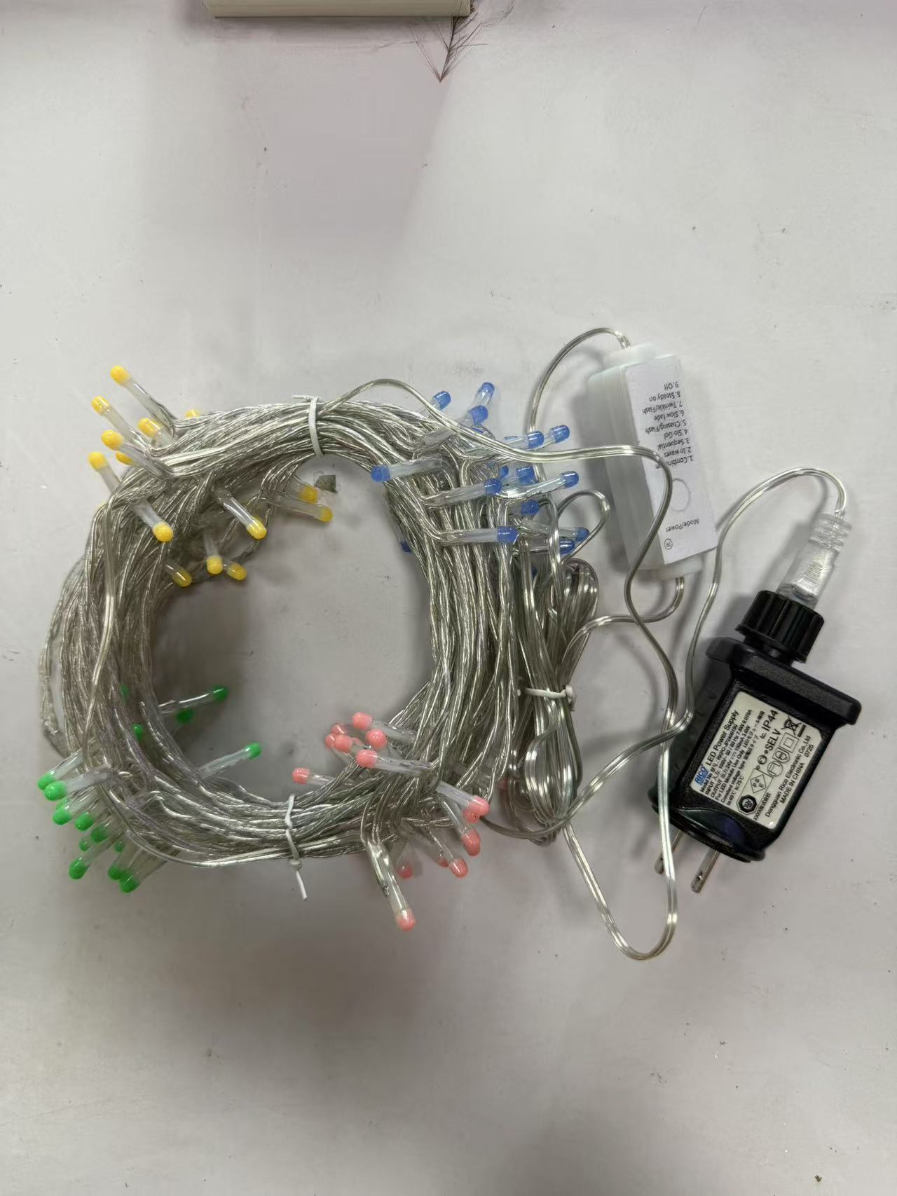 F4マカロンスタイルの4色のライトストリング（青、温かい白、ピンク、緑）、8機能ホワイトコントローラーと組み合わせて