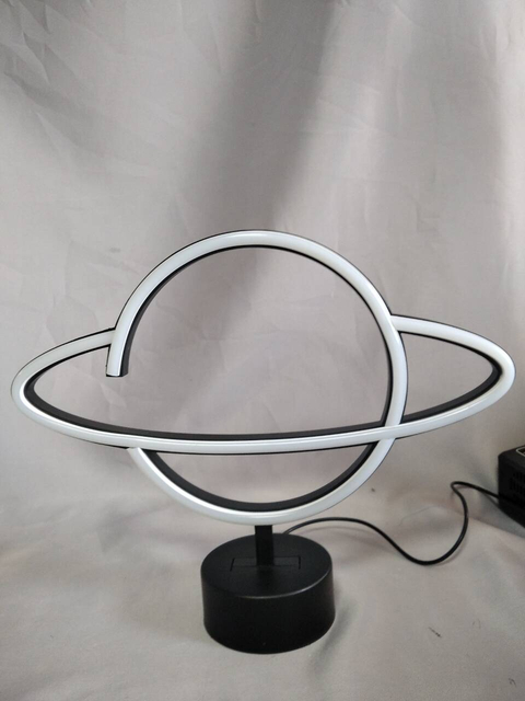 30×8×34cmの黒い丸いベース、スペースをテーマにした部屋用の未来的な宇宙LED装飾ランプを備えた惑星型ネオンチューブライト