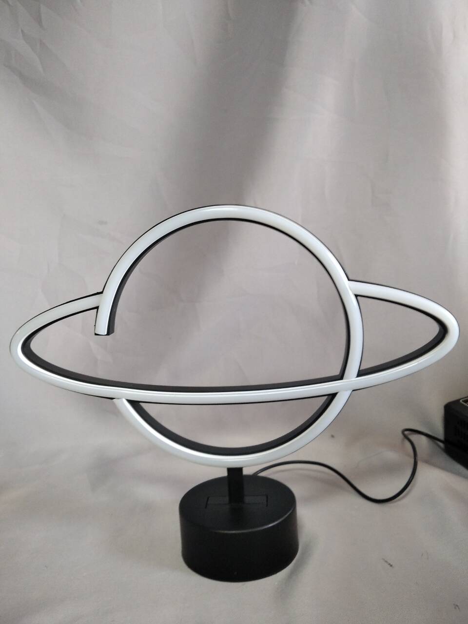 30×8×34cmの黒い丸いベース、スペースをテーマにした部屋用の未来的な宇宙LED装飾ランプを備えた惑星型ネオンチューブライト