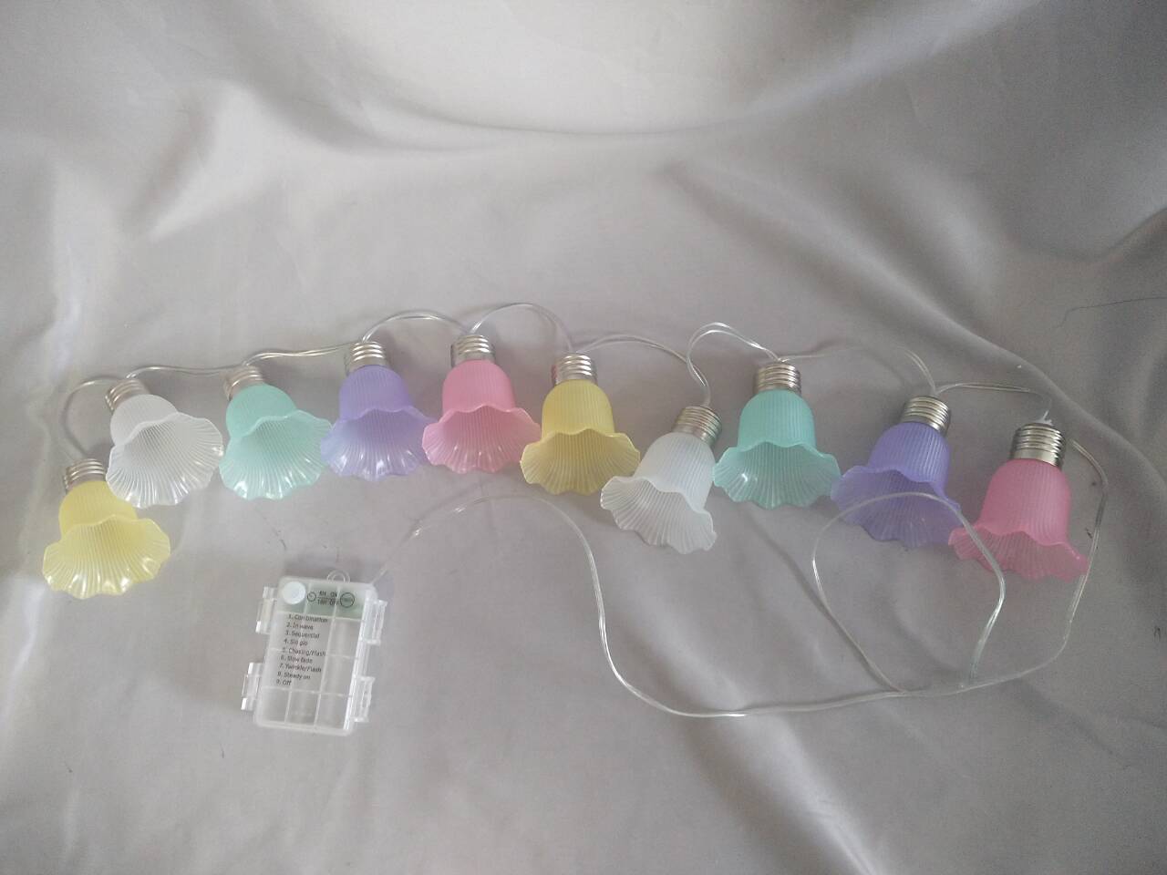 透明なAA*3バッテリーケースを備えたフラワー型8モードLEDライト-5カラーオプション（ピンク/紫/ティール/ホワイト/イエロー）