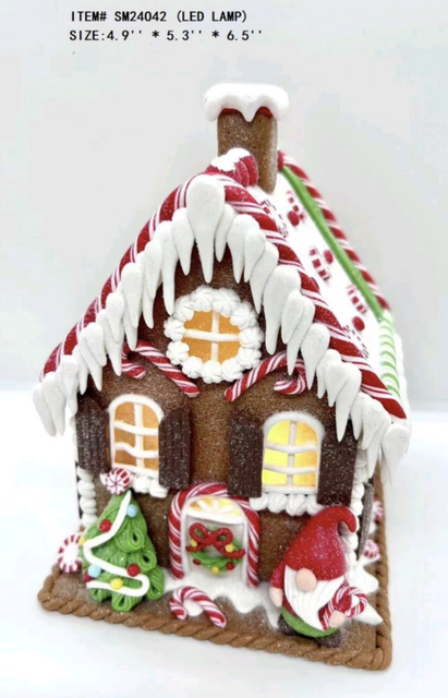 粘土生地の家の前に立つ小さなサンタクロース - 20