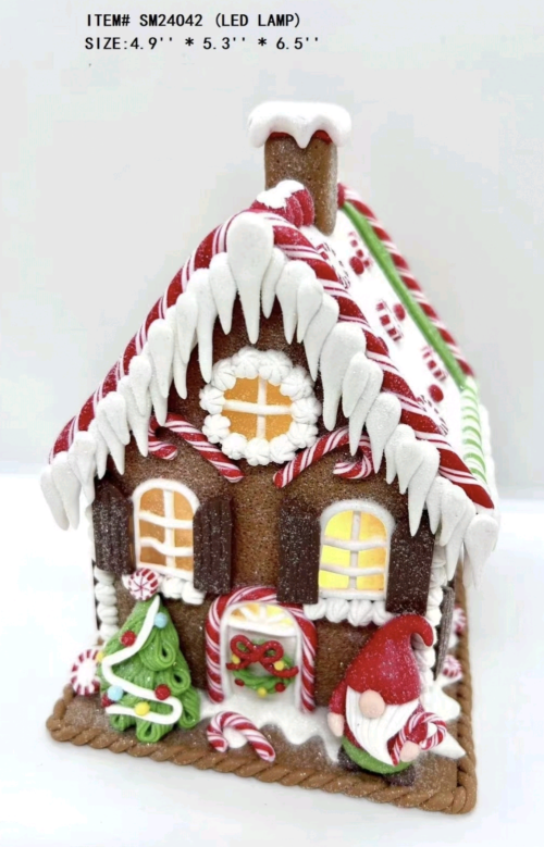 粘土生地の家の前に立つ小さなサンタクロース - 20