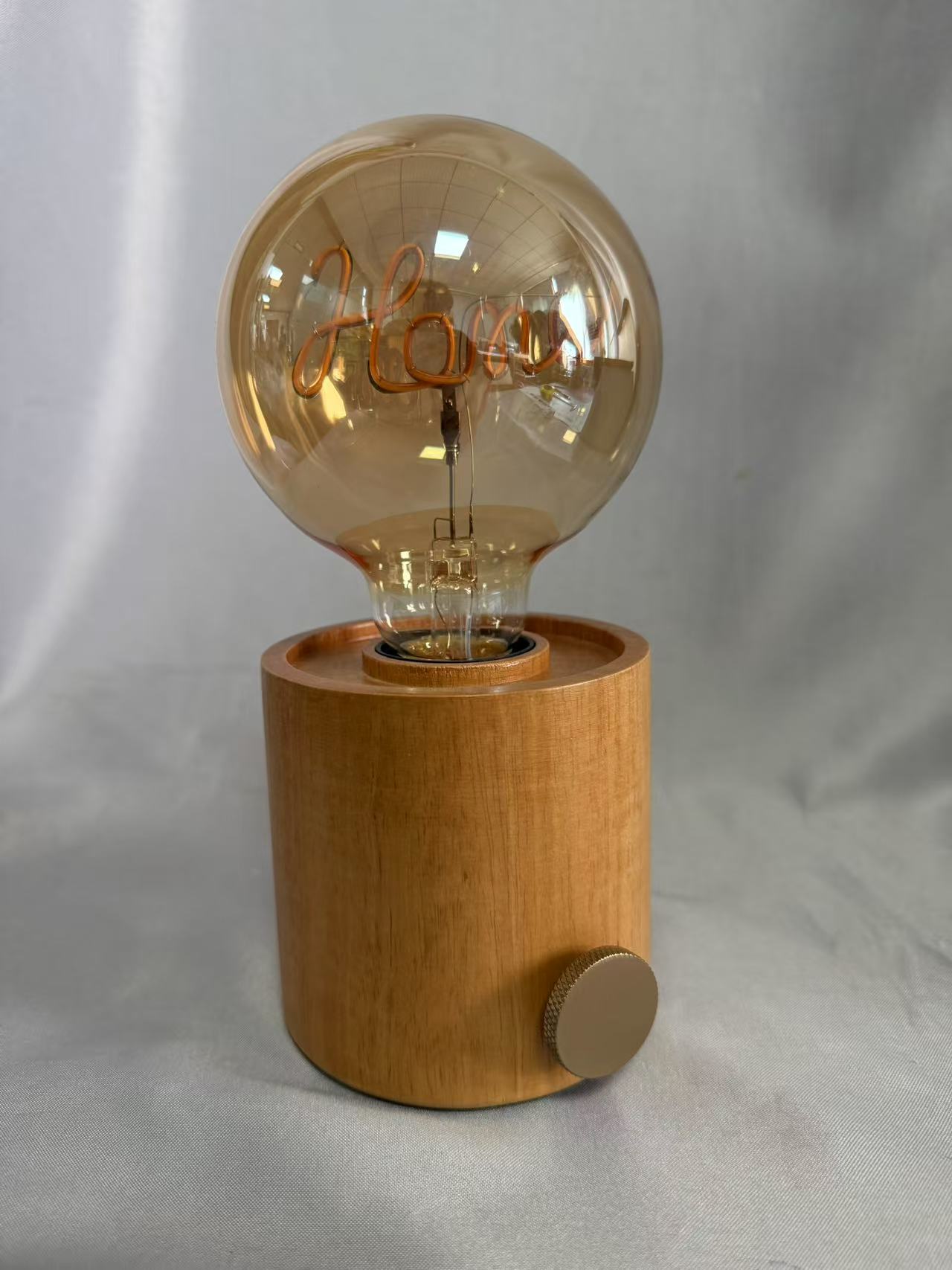 G95 LED電球が 'Home '文字の形状、タイプC充電式デザイン、ミニマリスト装飾ランプを備えたオークウッドベース（90×90×90mm）