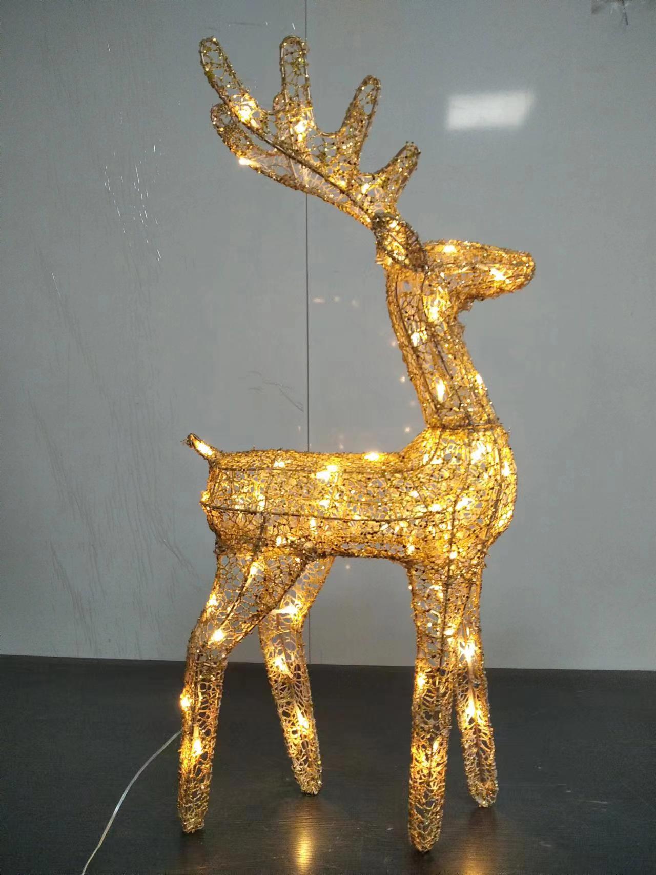 64個の温かい白いLEDライトを備えた黄金の布で包まれたスパンコールトナカイ
