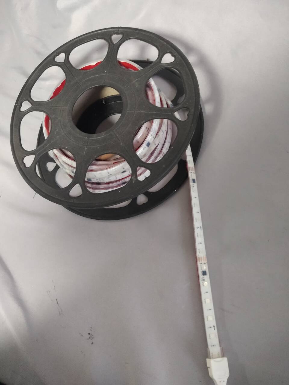 5メートルのカラー変化SMD LEDストリップライト-300高密度2cm間隔のLEDカスタマイズ可能なアンビエント照明用のBluetoothアプリコントロール