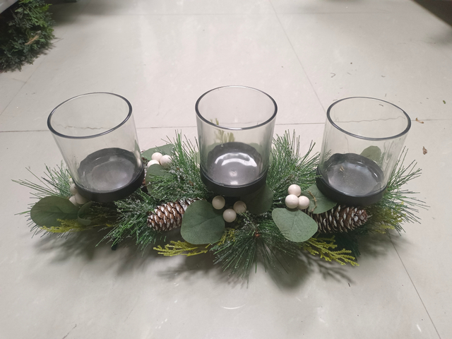 キャンドルホルダー 3 つのグラスの赤いボールとゴールドの松ぼっくり - 7