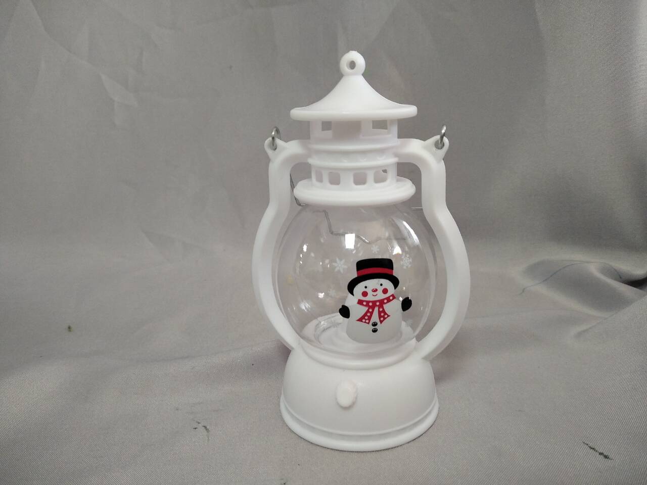 雪だるまをテーマにしたテーブルの装飾（7.5×5.5×13cm）、ボタンセルバッテリー駆動のLEDライト、居心地の良い冬のホリデーアクセント