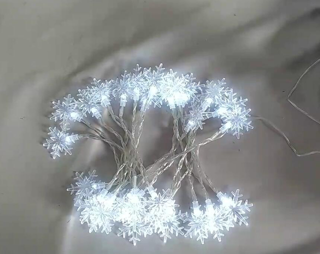 PSスノーフレークF5 LED電球付きF5ストリングライト（9cm間隔）、ホリデー/フェスティバルの装飾用の透明なプラスチック製スノーフレークデザイン