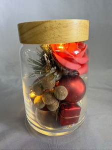 密封されたガラスジャー（赤いテーマ）の保存花の花束、人工赤いバラ、金色のベリー、赤いボールの装飾品、ミニギフトボックス、ロマンチックな家/ギフトの装飾で飾られています