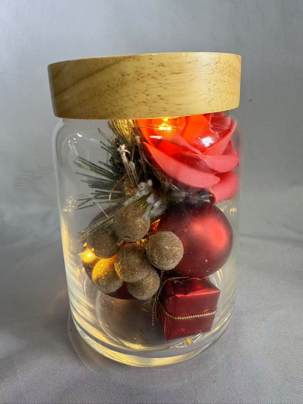 密封されたガラスジャー（赤いテーマ）の保存花の花束、人工赤いバラ、金色のベリー、赤いボールの装飾品、ミニギフトボックス、ロマンチックな家/ギフトの装飾で飾られています