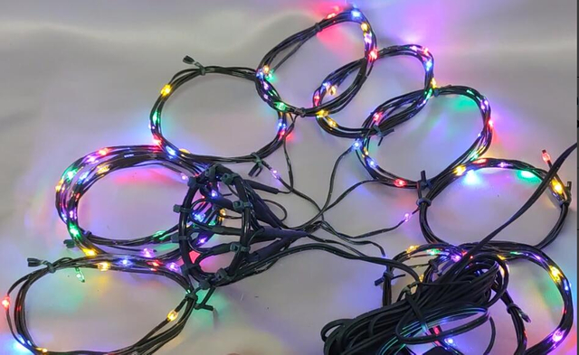 お祝いの屋外照明のための10cmの間隔を持つ5色（赤/緑/青/紫/黄色）の130枚の緑のゴム製の樹木天蓋弦ライト -