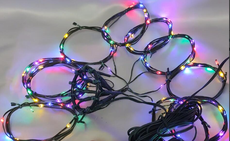 お祝いの屋外照明のための10cmの間隔を持つ5色（赤/緑/青/紫/黄色）の130枚の緑のゴム製の樹木天蓋弦ライト -