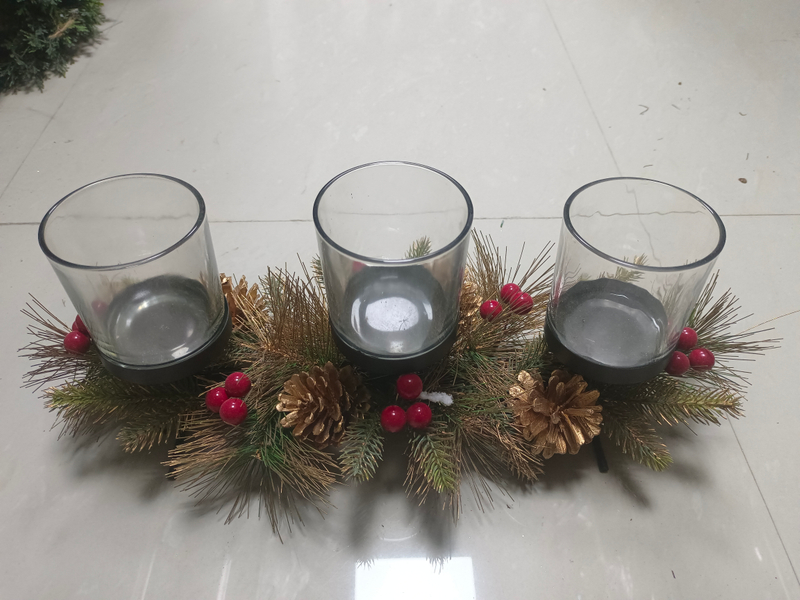 キャンドルホルダー 3 つのグラスの赤いボールとゴールドの松ぼっくり - 7