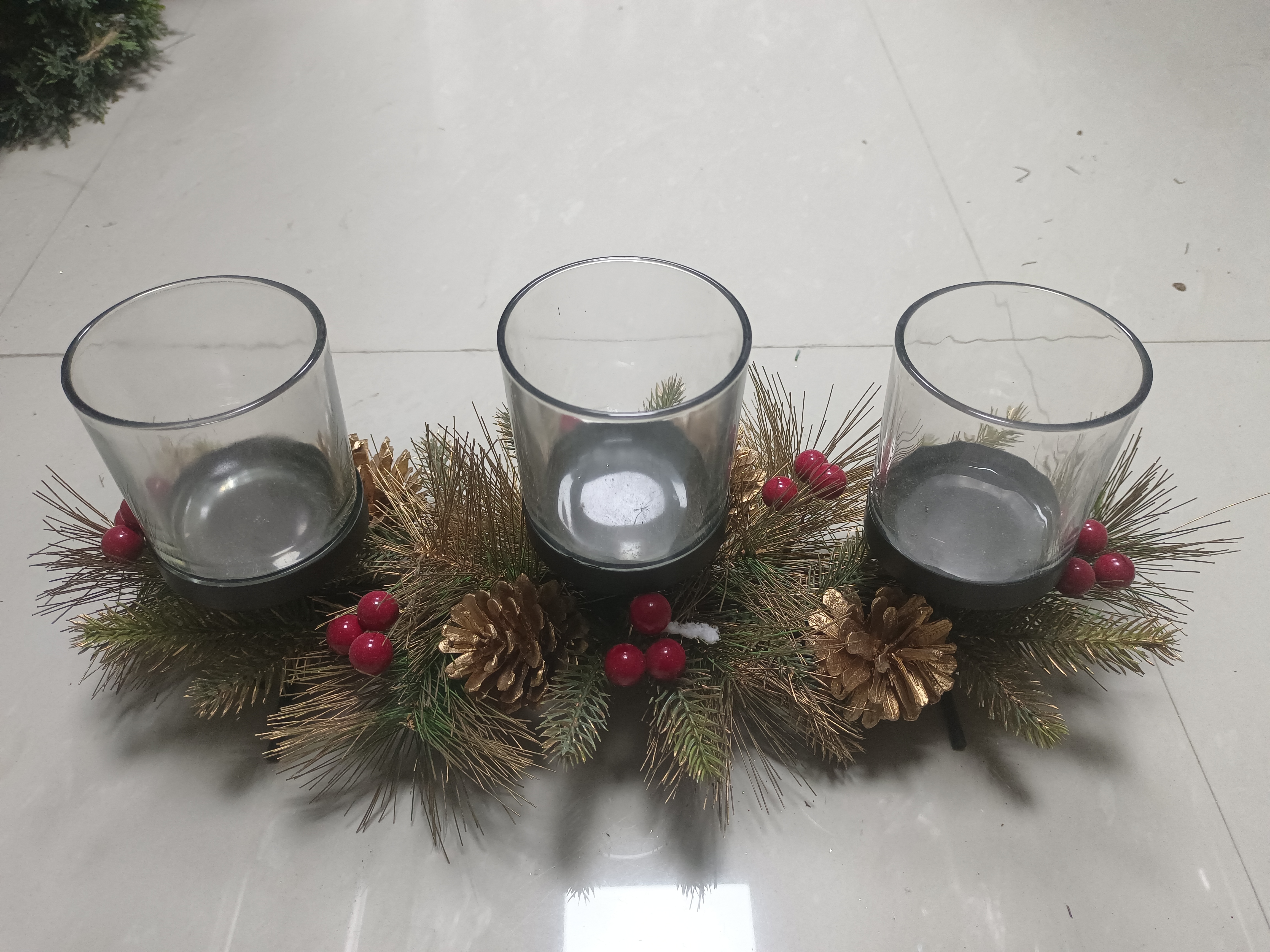 キャンドルホルダー 3 つのグラスの赤いボールとゴールドの松ぼっくり - 7
