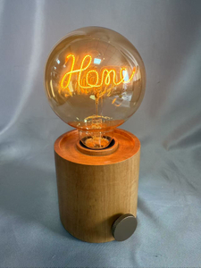 G95 LED電球が 'Home '文字の形状、タイプC充電式デザイン、ミニマリスト装飾ランプを備えたオークウッドベース（90×90×90mm）