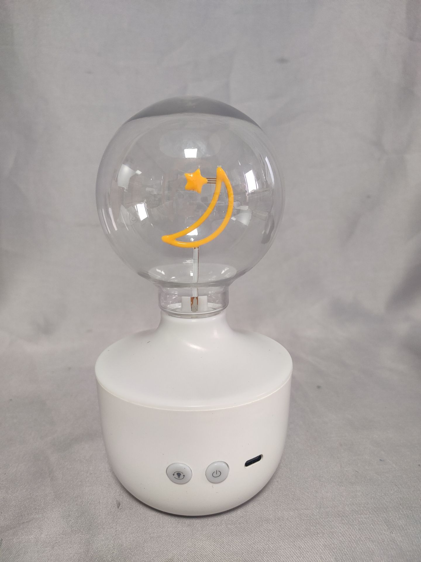 透明なガラス色合い、バッテリー/USB操作、夢のような装飾ライトを備えたスタームーンをテーマにした7色のアンビエントテーブルランプ