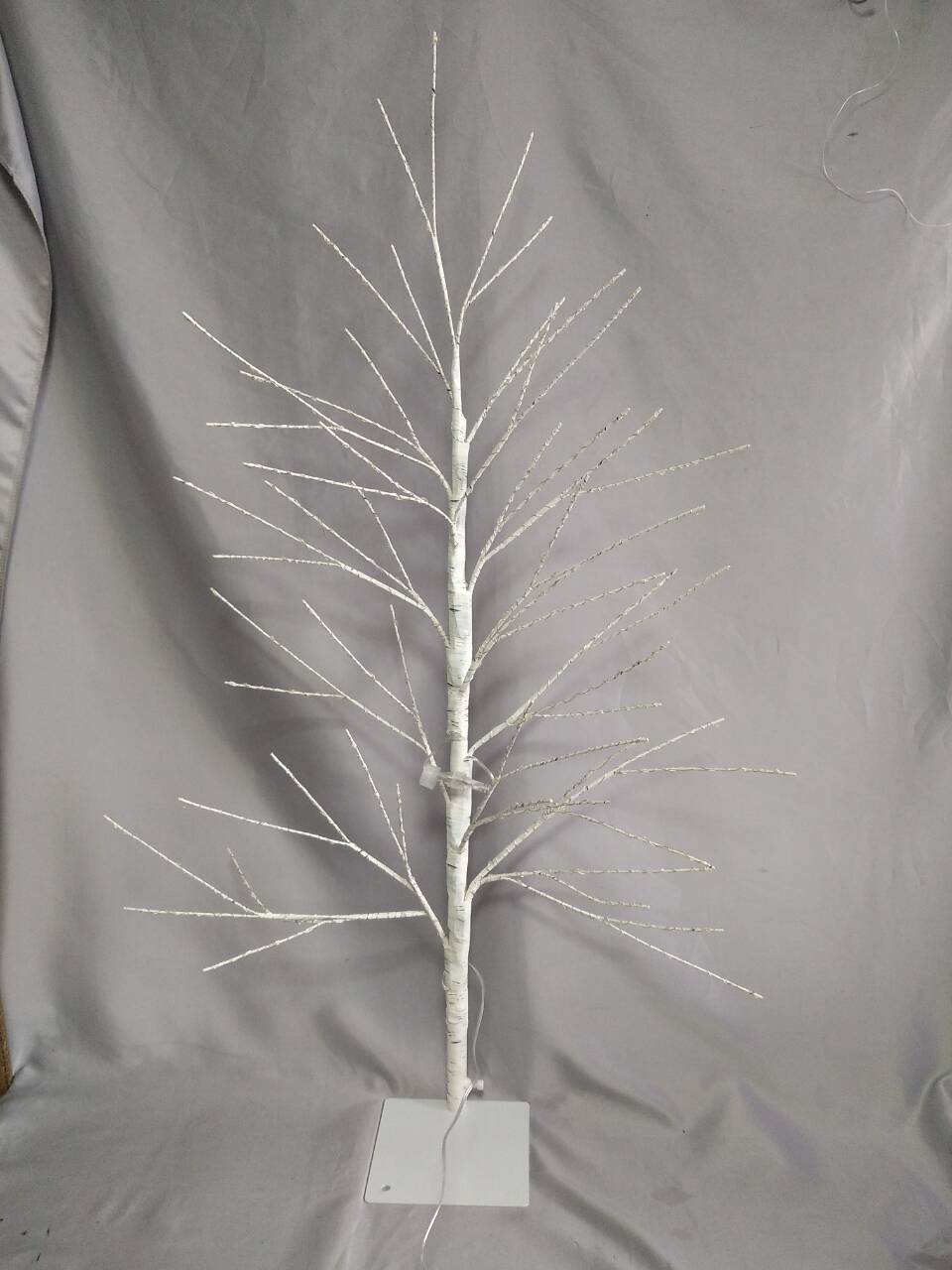 白いベースのある1mのハーフツリーチェリーブロッサムLEDランプ - 最下部の枝からベースまでの15cmのクリアランス、屋内/屋外のアンビエント照明のためのエレガントな白い花柄の装飾