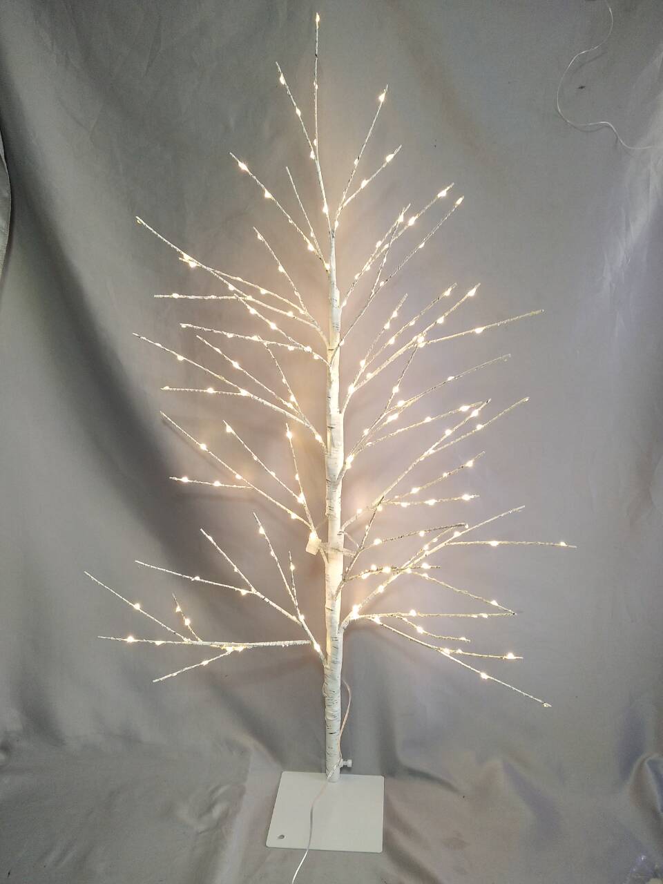 白いベースのある1mのハーフツリーチェリーブロッサムLEDランプ - 最下部の枝からベースまでの15cmのクリアランス、屋内/屋外のアンビエント照明のためのエレガントな白い花柄の装飾