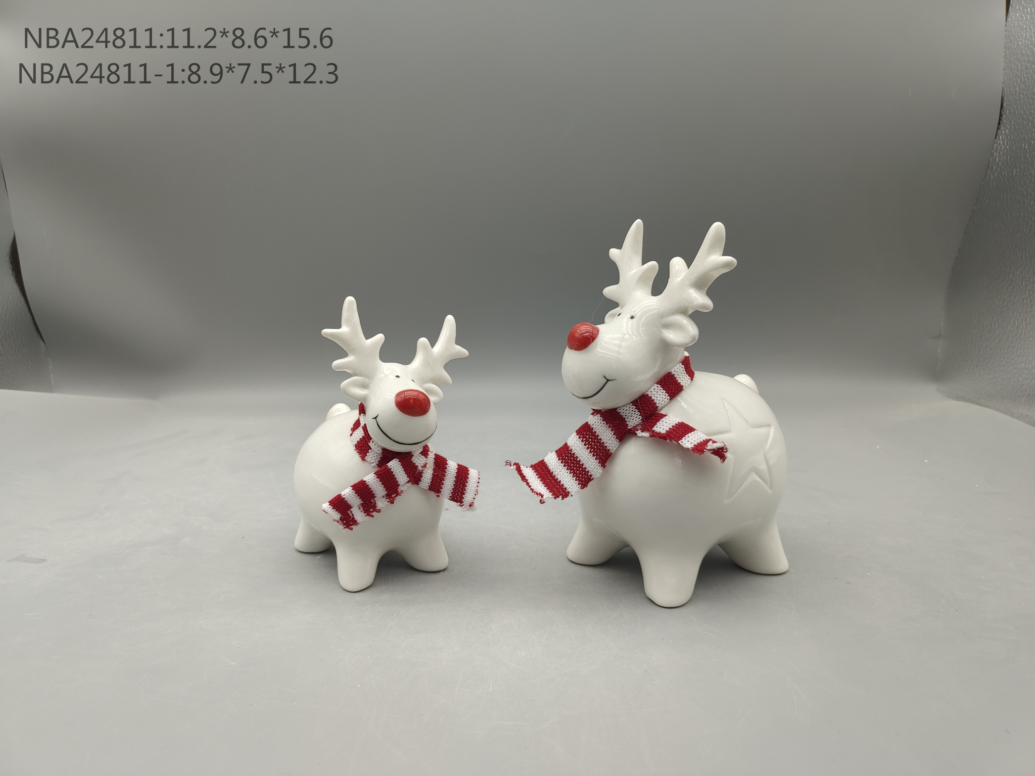 赤いスカーフをした磁器のトナカイ - 27