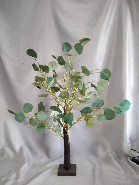 LEDライト付きの緑の葉型の木