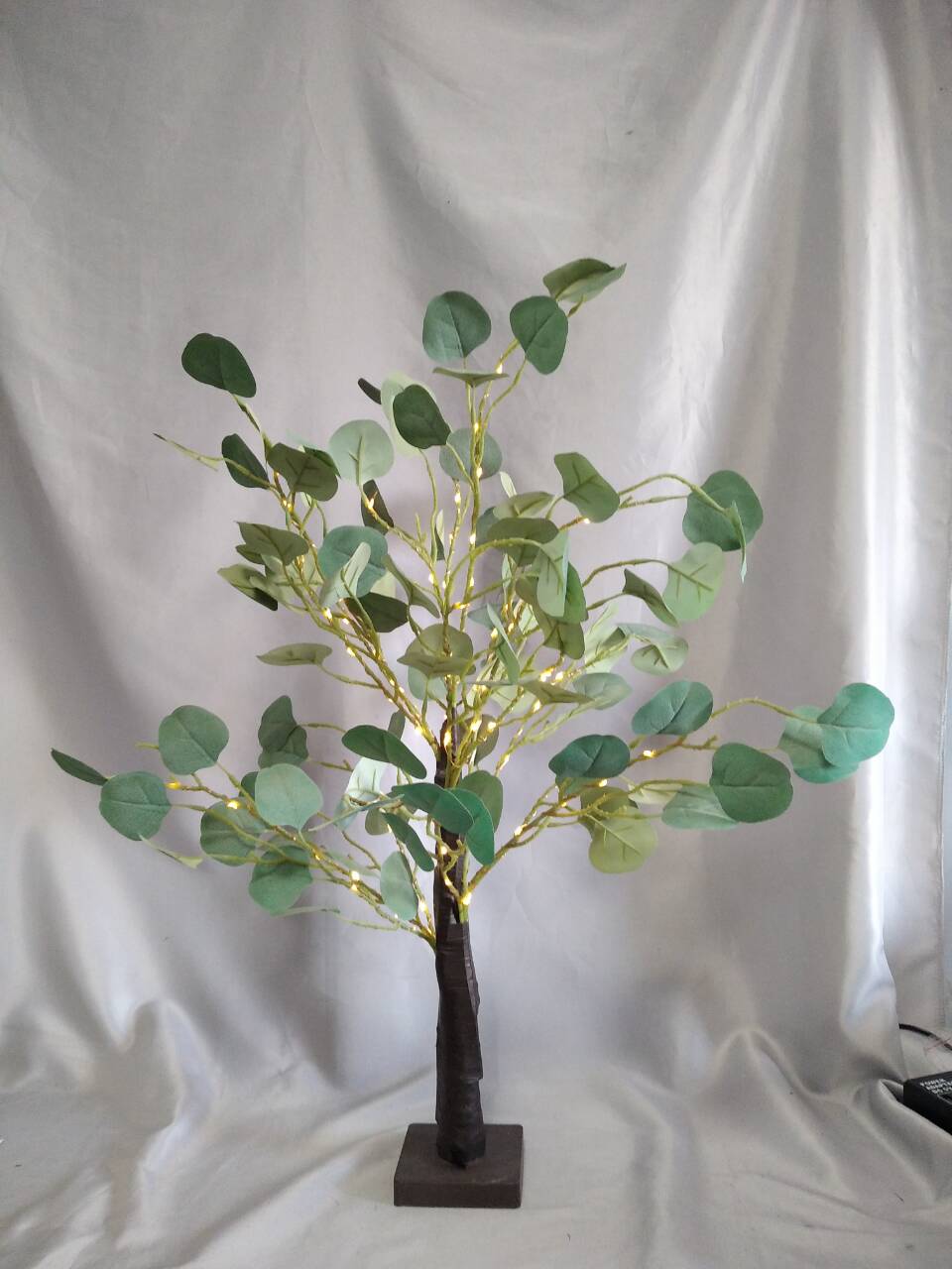 LEDライト付きの緑の葉型の木