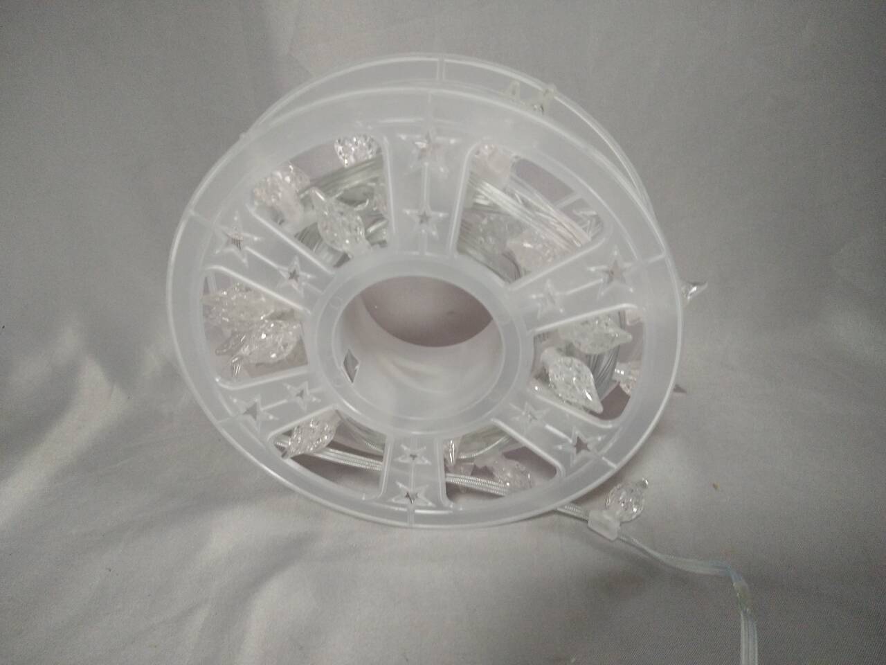 3メートルのリードワイヤーと15cmのバルブ間隔を備えた7メートルのストロベリー型LED弦ライト - 簡単な保管と装飾用のコンパクトスプールパッケージ