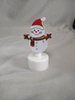 雪だるま型の卓上装飾飾り（4.5×3.5×9cm）、ボタンセルバッテリー駆動のLEDライト、かわいい冬をテーマにしたアクセント